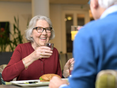 vrouw en man aan tafel