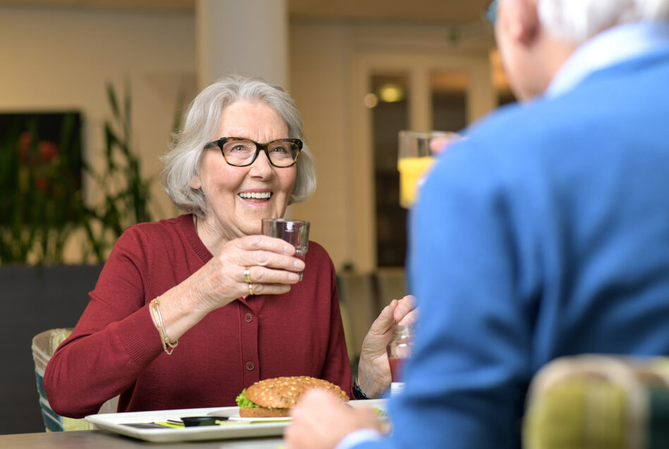 vrouw en man aan tafel