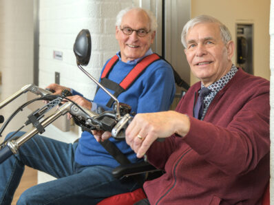 vrijwilliger en cliënt op duofiets