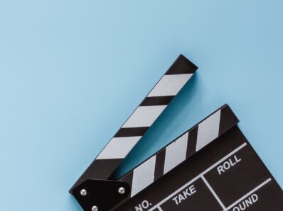 Filmklapperbord op een blauwe achtergrond voor filmapparatuur